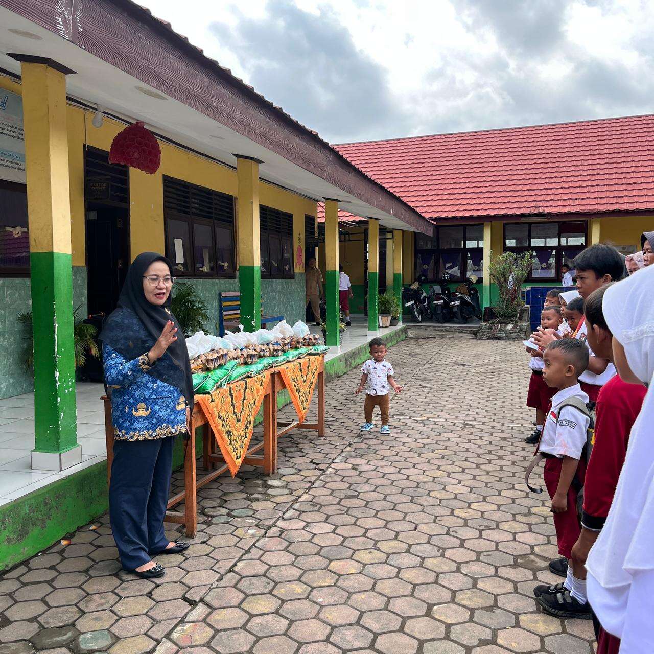 Penyerahan Bantuan Sembako dari SD Negeri 08 Lubuk Linggau pada siswa.